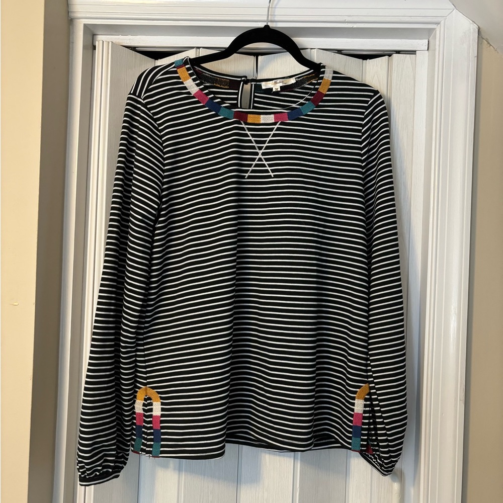Andreé by Unit Black & White Top With Embroidery. Like New.